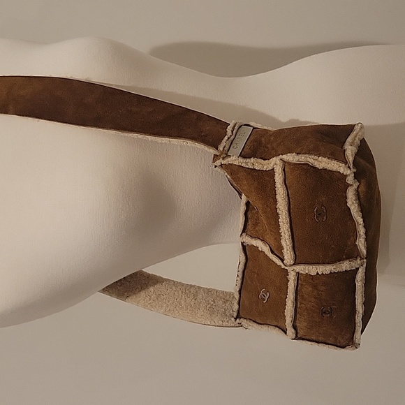 Chanel Leather & Sherpa Wool Shoulder Bag - Picture 14 of 14